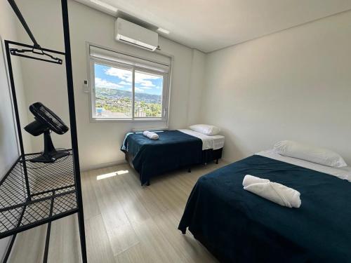 Giường trong phòng chung tại Apartamento completo com AR Condicionado em Viamao