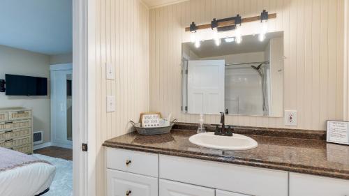 Koupelna v ubytování Polnell Point Lookout by AvantStay Water Views Hot Tub Large Patio