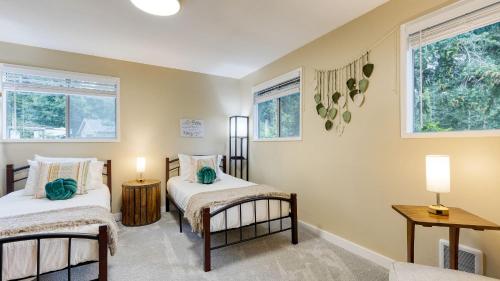 Postel nebo postele na pokoji v ubytování Polnell Point Lookout by AvantStay Water Views Hot Tub Large Patio