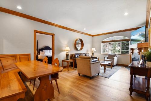 een woonkamer met een tafel en een bank bij Villa 2082 - 2 Bed 2 Bath Full Kitchen villa in Mound City