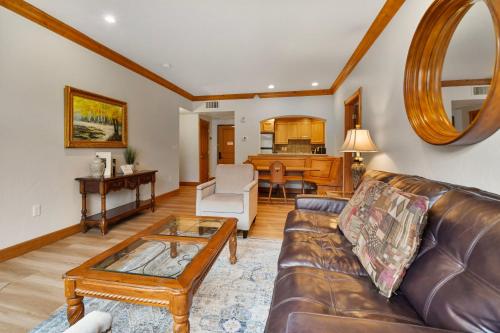 een woonkamer met een leren bank en een tafel bij Villa 2082 - 2 Bed 2 Bath Full Kitchen villa in Mound City