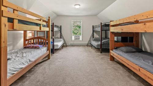 Alpine Serenity by AvantStay Beach Lake Access Theater Deck Playroom في Albrightsville: غرفة بها عدة أسرّة بطابقين