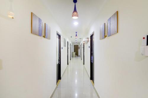 un pasillo vacío en un hospital con pinturas en las paredes en OYO 76333 Newgen Grand, en Hyderabad