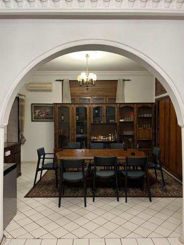 Η βιβλιοθήκη του δωματίου σε οικογενειακή κατοικία