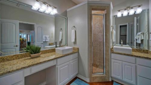 Un baño de Coastal Vibe by AvantStay Sunset at the Pool and Playscape