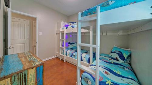 Una cama o camas en una habitación de Coastal Vibe by AvantStay Sunset at the Pool and Playscape