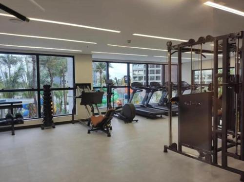 ein Fitnessstudio mit mehreren Laufbändern und Geräten in einem Raum in der Unterkunft Salinas Resort Premium in Salinópolis