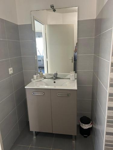 a bathroom with a sink and a mirror at Maison entière avec jardin , Proche Bordeaux, Rocade et Arkéa Arena in Bouliac