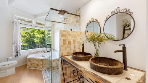 Designer Retreat w Pool Firepits Panoramic Views The Lake House at Malibu في أغورا هيلز: حمام مع حوض وحوض استحمام ومرحاض