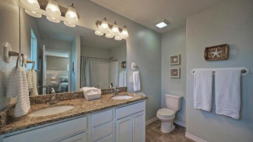 Ванная комната в Boards N Bikinis by AvantStay Private Pool