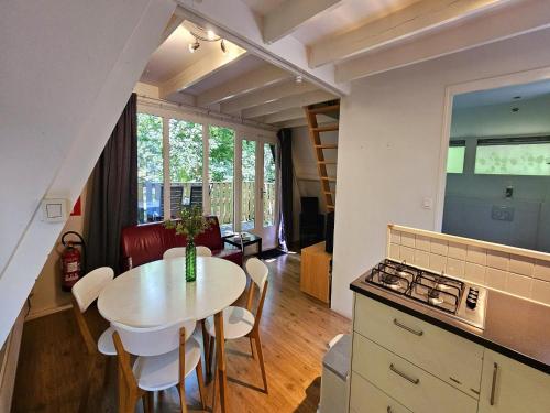 uma cozinha e sala de jantar com mesa e cadeiras em Peaceful Ardennes Getaway for 4 Guests em Septon