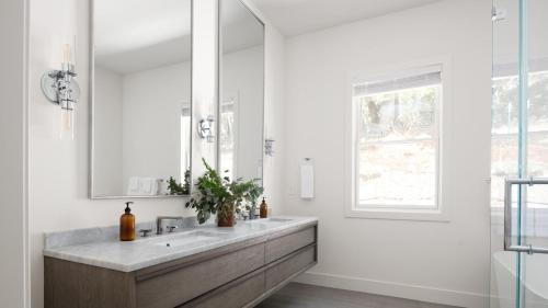 Koupelna v ubytování Syrah by AvantStay Hilltop Haven in Sonoma Private Pool Patio