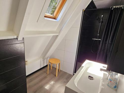 Koupelna v ubytování Comfortable Fenced Chalet in Durbuy