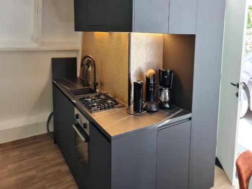 uma cozinha com fogão e bancada em Tranquil Countryside Stay in Durbuy em Septon