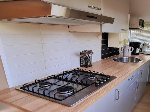 Η κουζίνα ή μικρή κουζίνα στο Cozy Ardennes Chalet near Durbuy