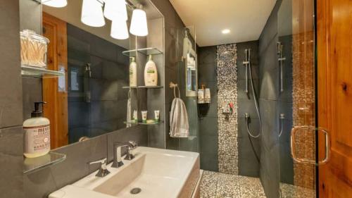 Phòng tắm tại Henderson by AvantStay Lake View Walk to Beach Garwoods More