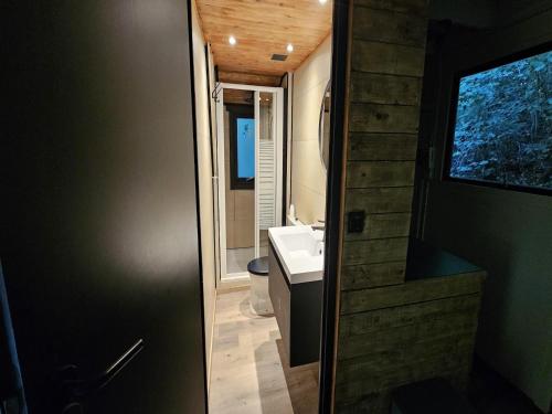 Ένα μπάνιο στο Elegant Chalet Getaway in Ardennes