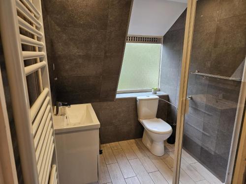 Ένα μπάνιο στο Chalet Hideaway in Durbuy Countryside