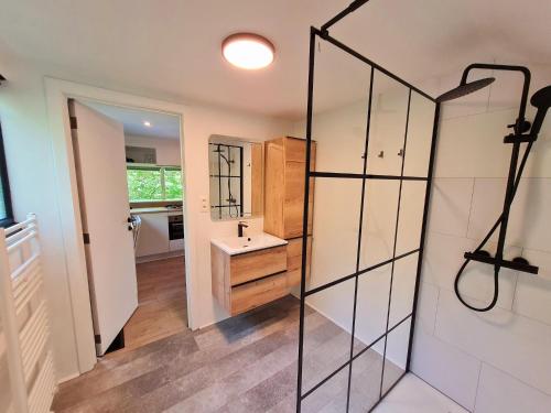 Un baño de Stylish Chalet Haven near Durbuy
