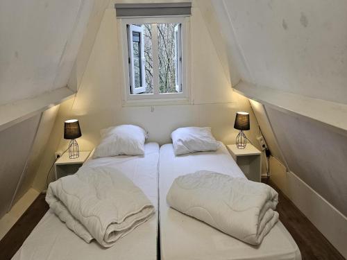 Postel nebo postele na pokoji v ubytování Fenced Country Chalet in Durbuy