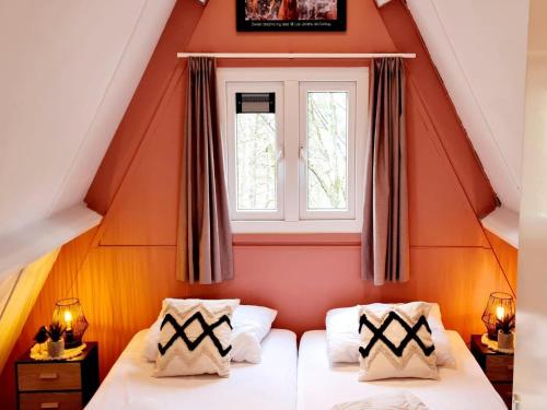 Ένα ή περισσότερα κρεβάτια σε δωμάτιο στο Renovated Ardennes Chalet with Patio