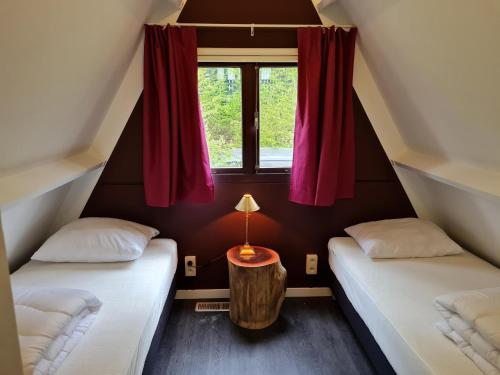 Ένα ή περισσότερα κρεβάτια σε δωμάτιο στο Contemporary Ardennes Chalet in Durbuy