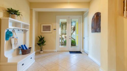 Φωτογραφία από το άλμπουμ του Walk to Beach PoolHot Tub Game Room Captiva 5BDR Coco Mango by AvantStay σε Captiva