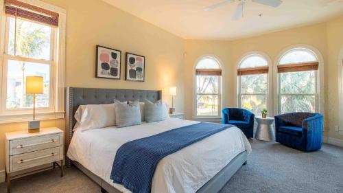 Ένα ή περισσότερα κρεβάτια σε δωμάτιο στο Walk to Beach PoolHot Tub Game Room Captiva 5BDR Coco Mango by AvantStay