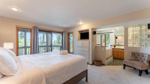 Postel nebo postele na pokoji v ubytování Crystal View by AvantStay Al Fresco Dining w View of Lake Tahoe Crystal Bay