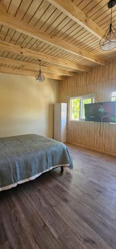 Ένα ή περισσότερα κρεβάτια σε δωμάτιο στο 2 Story Cabin