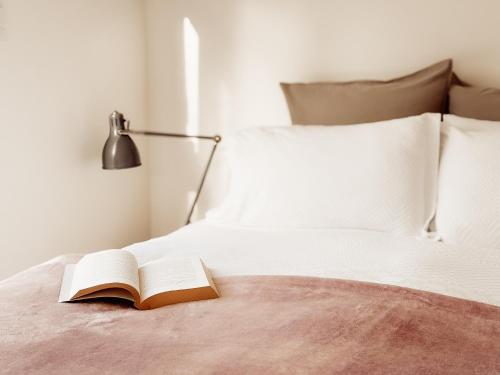 Кровать или кровати в номере White Sands Beach House