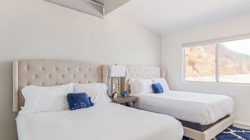 Ένα ή περισσότερα κρεβάτια σε δωμάτιο στο Beach Retreat with Oceanfront Balconies Direct Beach Access Pacific Coast Outlook by AvantStay