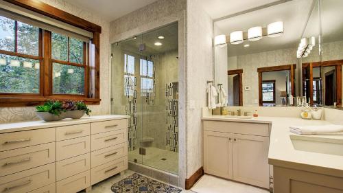 Ένα μπάνιο στο Modern 5BDR right off Main Street w Hot Tub Main Street Escape by AvantStay