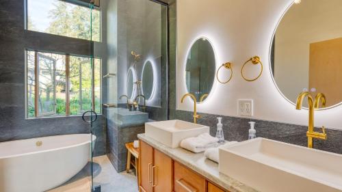 Ένα μπάνιο στο Orca Ridge on Resort Road by AvantStay A Views