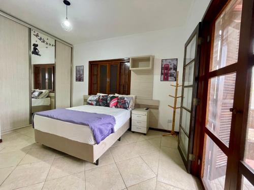 イーリャ・コンプリーダにあるCasa Triunfoのベッドとバスルームのある寝室
