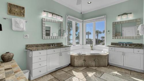 Фотография из галереи 502 Ocean Blvd by AvantStay Beachfront w Pool Ocean Views в городе Маунт-Плезант