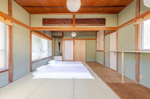 En eller flere senge i et værelse på 腰越小動の宿