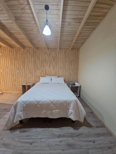 Postel nebo postele na pokoji v ubytování 2 Story Cabin