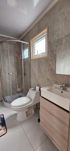 Koupelna v ubytování 2 Story Cabin