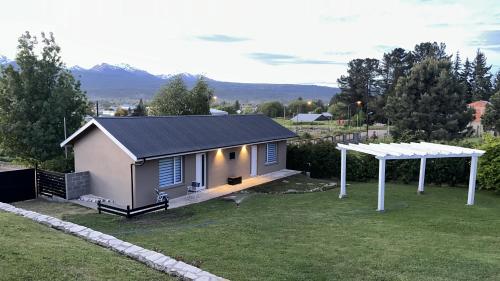 uma pequena casa em um quintal com um mirante em Patagonia Nido em Trevelín