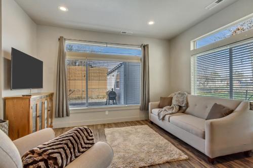 Una sala de estar con un sofá y un televisor. en 3 Bed 2 Bath King Beds with Smoker Grill, en Layton