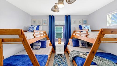 Un pat sau paturi într-o cameră la Totally Beachin by AvantStay Private Heated Pool Hot Tub Fire Pit