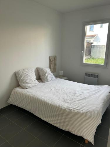 Кровать или кровати в номере Maison fleur