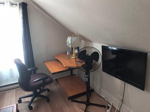 TV a/nebo společenská místnost v ubytování Cozy downtown one bedroom free parking