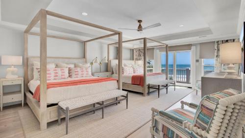 Un dormitorio con una cama y un balcón con vista al mar. en 114 Ocean Boulevard by AvantStay Beachfront Infinity Pool Basketball Court Recently Renovated, en Sullivans Island
