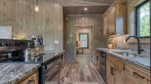 Una cocina o cocineta en Luxe Cabin w Hot Tub Views Game Room – Sleeps 10 Do Good Holler by AvantStay