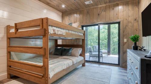 Una cama o camas en una habitación de Luxe Cabin w Hot Tub Views Game Room – Sleeps 10 Do Good Holler by AvantStay