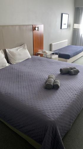 een groot bed met twee paar schoenen erop bij El rejunte , CABA in Buenos Aires