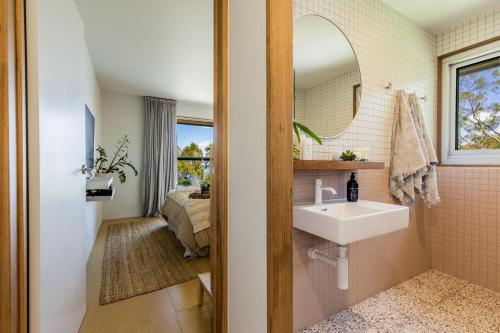 Ένα μπάνιο στο Cantilever Seaview Pavilion