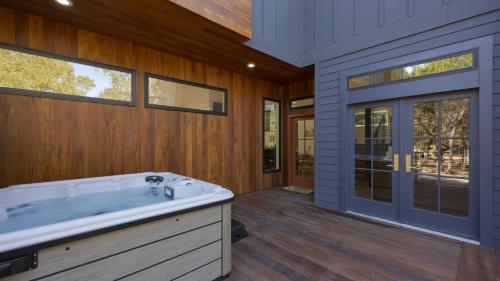 Φωτογραφία από το άλμπουμ του Pool Hot Tub Game Room Fire Pit Luxe Private 4BDR Maverick by AvantStay σε Driftwood